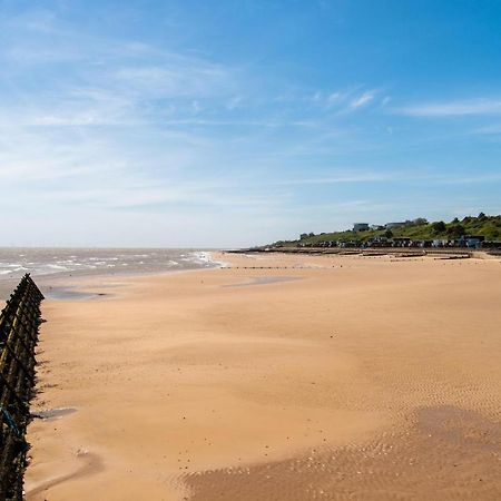 6 Berth Caravan With Decking At Martello Beach Holiday Park In Essex Ref 29016Y Hotel Clacton-on-Sea Eksteriør billede