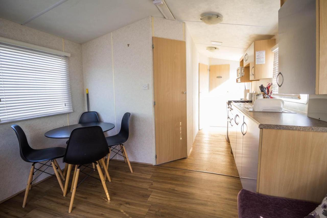 6 Berth Caravan With Decking At Martello Beach Holiday Park In Essex Ref 29016Y Hotel Clacton-on-Sea Eksteriør billede