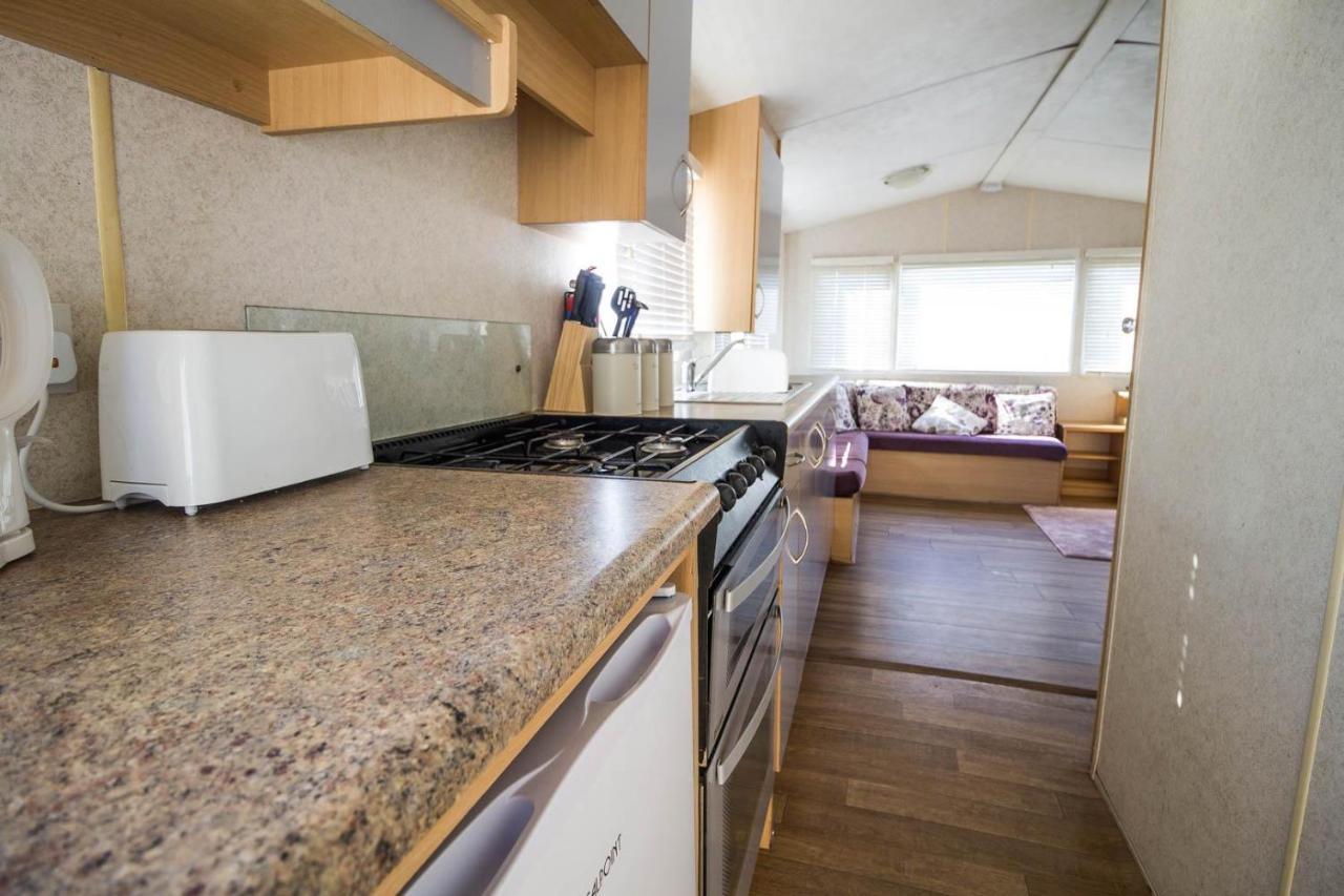 6 Berth Caravan With Decking At Martello Beach Holiday Park In Essex Ref 29016Y Hotel Clacton-on-Sea Eksteriør billede