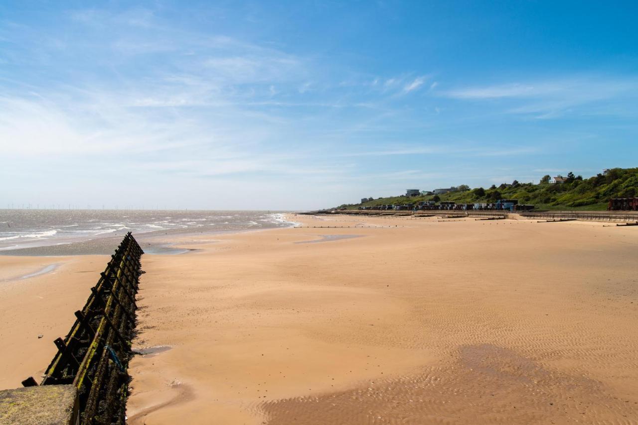 6 Berth Caravan With Decking At Martello Beach Holiday Park In Essex Ref 29016Y Hotel Clacton-on-Sea Eksteriør billede